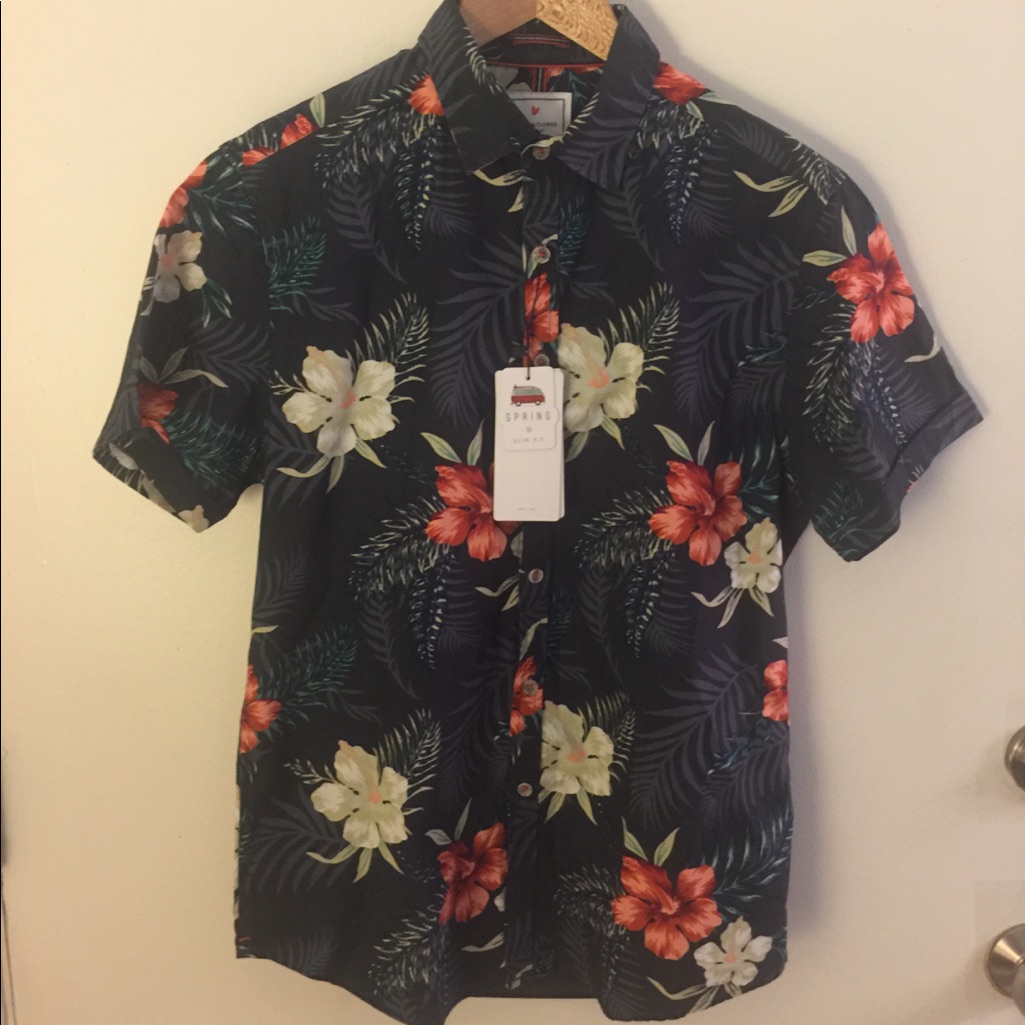 Short Sleeve Button Down. Size Medium!!